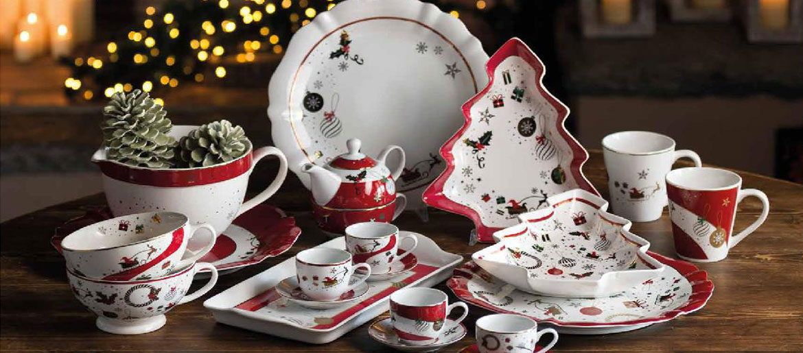 Vánoční porcelán s červenými a zelenými motivy pro sváteční stolování