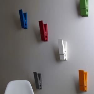 Věšák na kabáty PINCE ALORS ! růžový SWAB Design