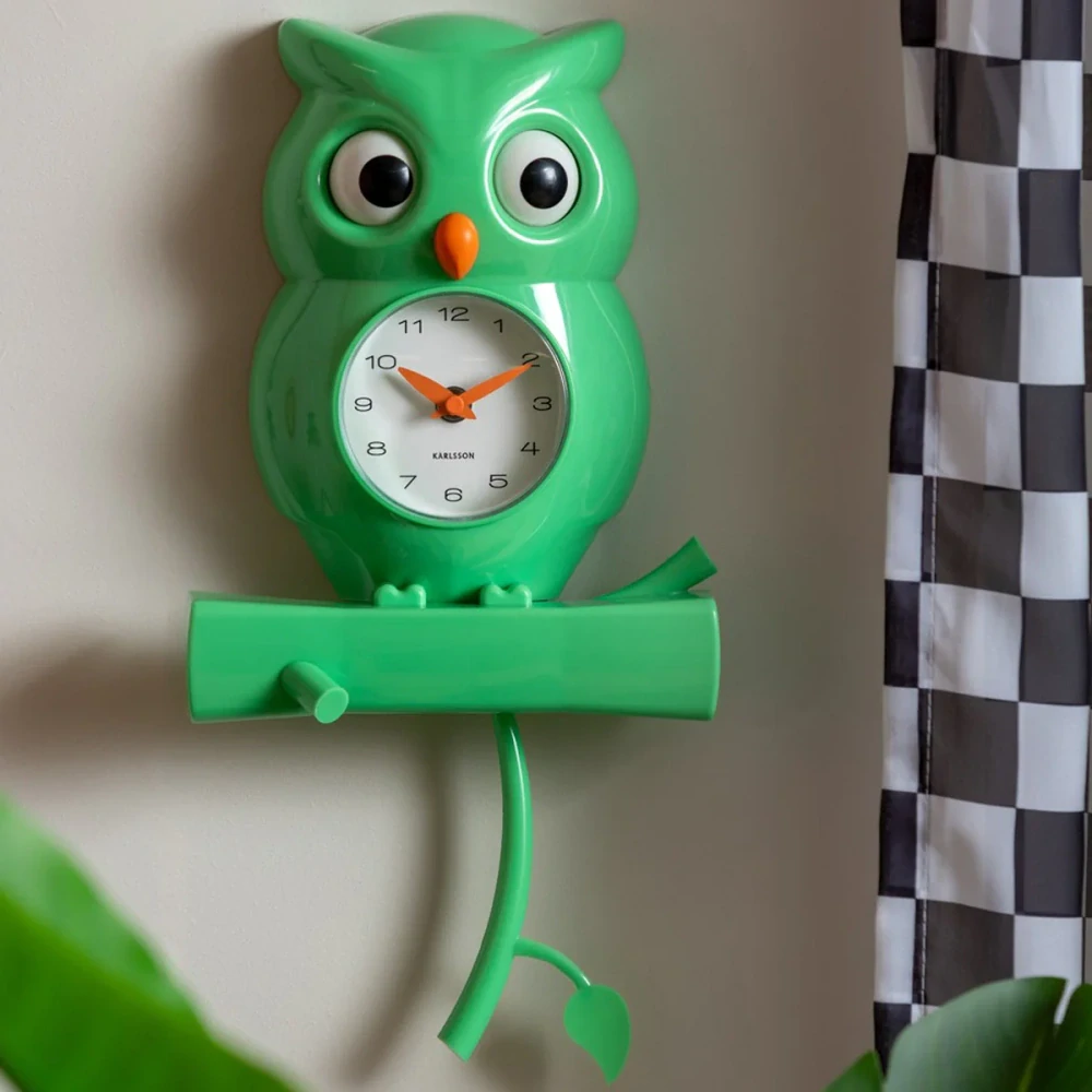 Nástěnné hodiny s kyvadlem sova OWL zelené KARLSSON