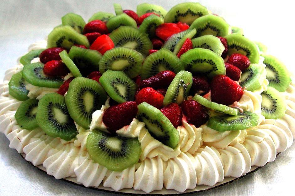 Pavlova s jahodami a kiwi