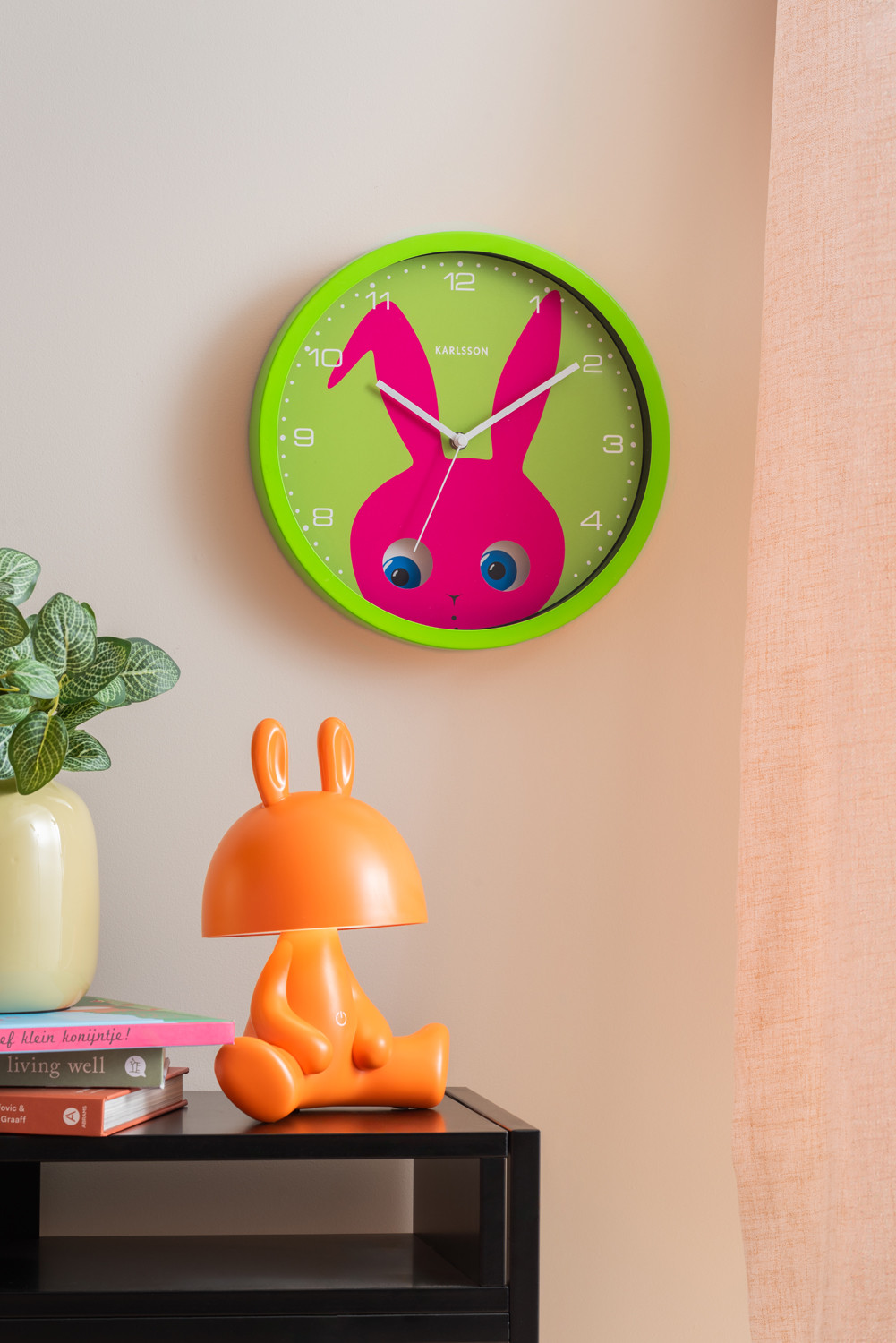 Nástěnné hodiny s kyvadlem zajíc Bunny 31cm zelené KARLSSON