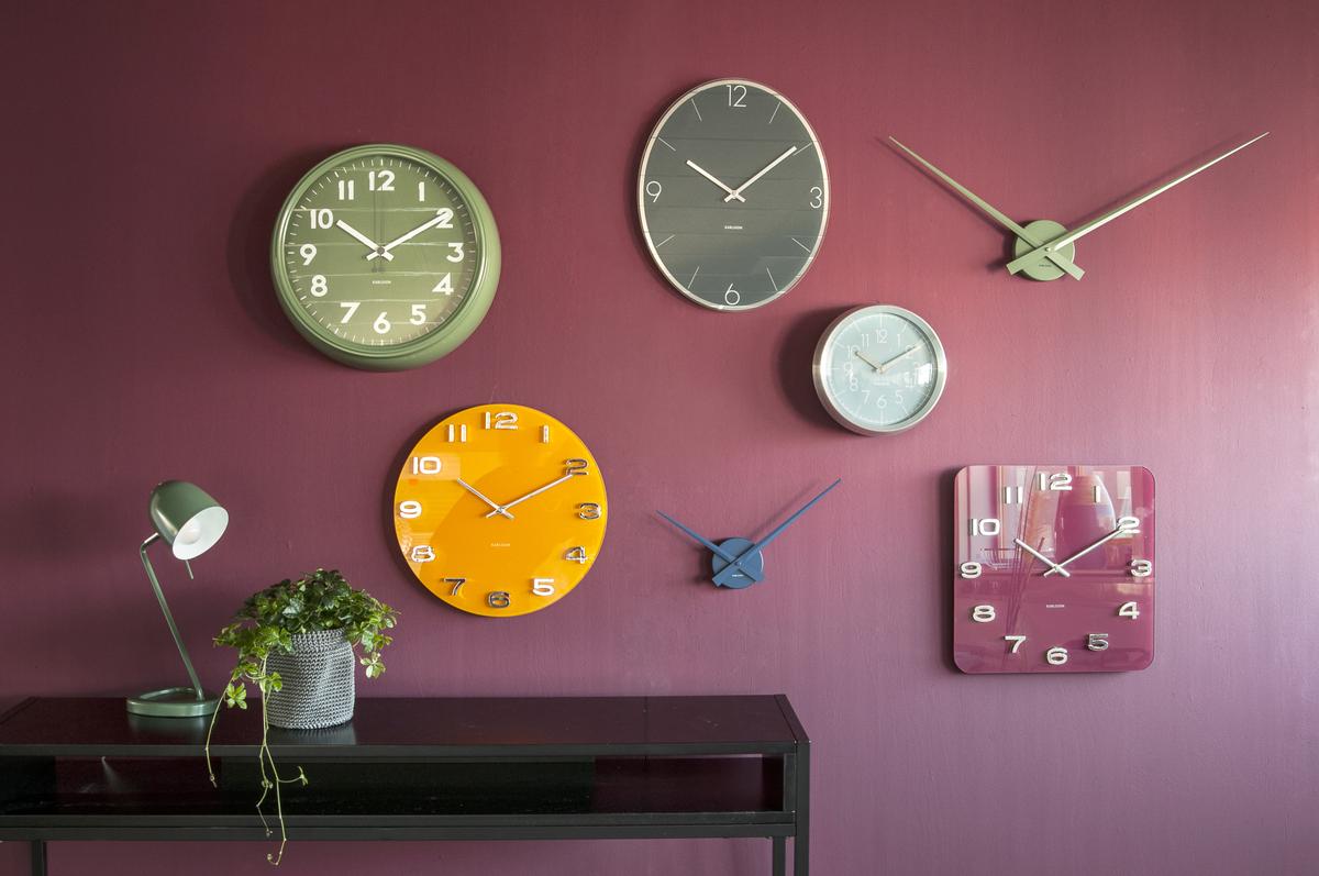 Nástěnné kulaté hodiny Badge 38 cm Karlsson *