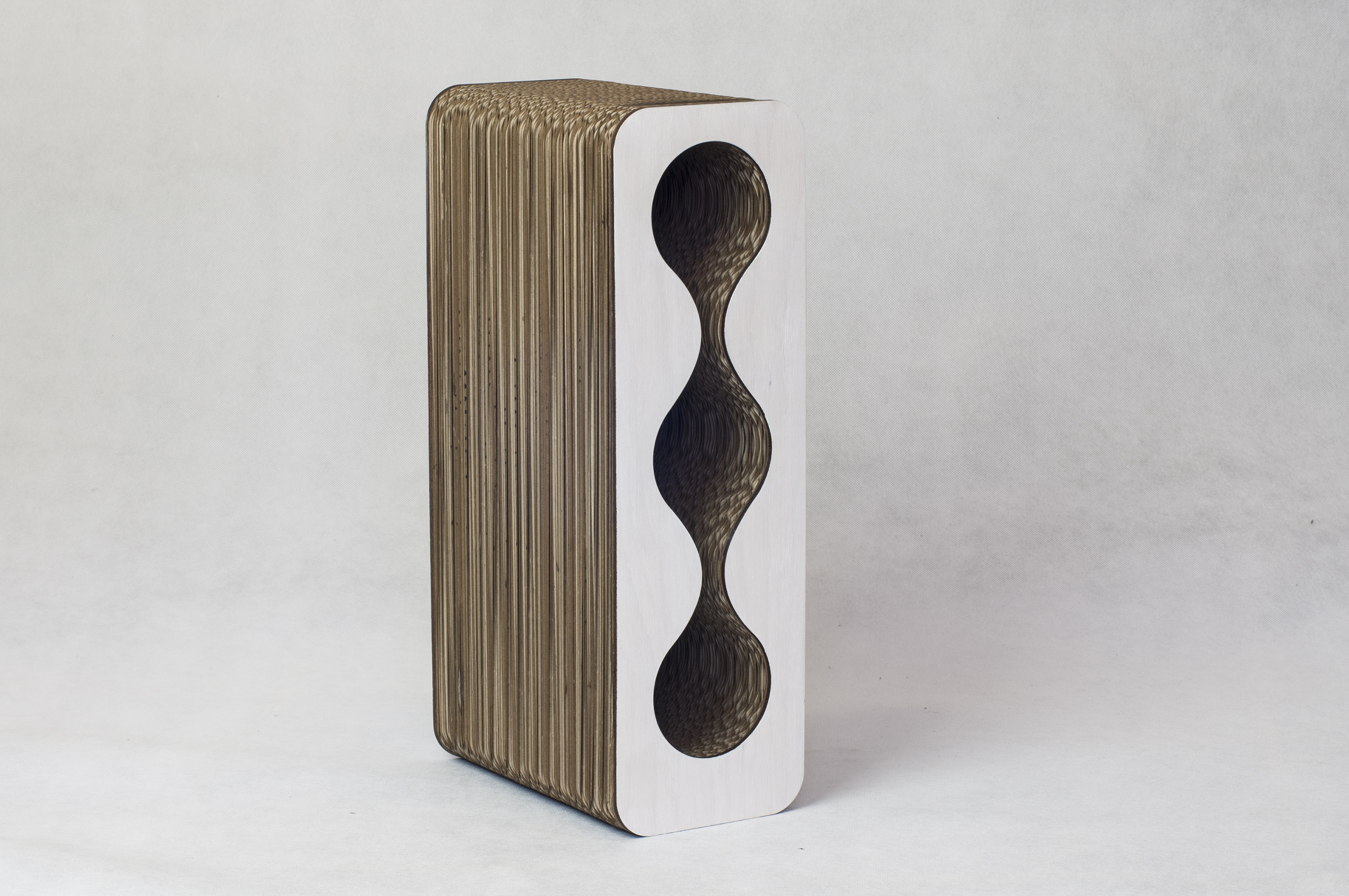 Kartonový stojan na víno bílý z recyklovaného kartonu- KARTOONS