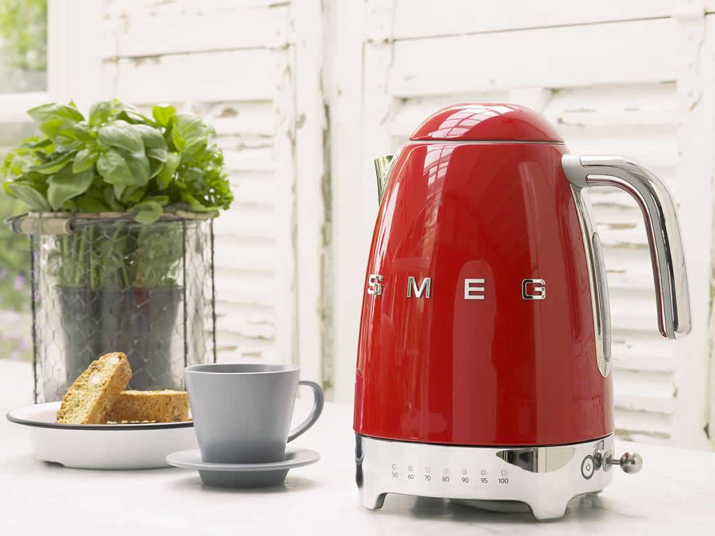 Rychlovarná konvice Smeg 50´s Retro Style s regulací teploty, červená