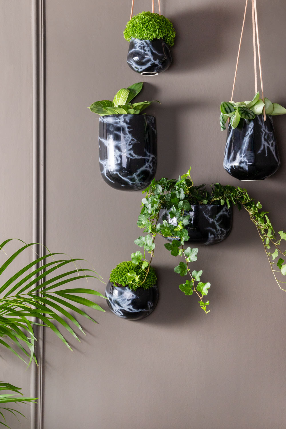 Závěsný květináč Skittle mramorový S černý Present Time