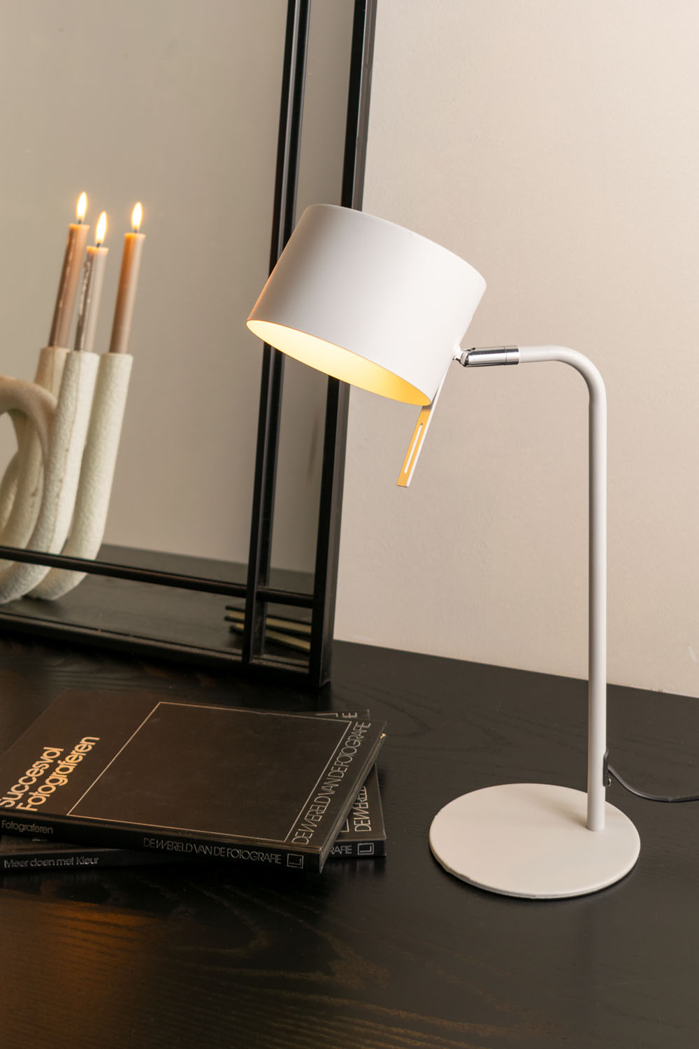 Stolní lampa Shell světle šedá Leitmotiv