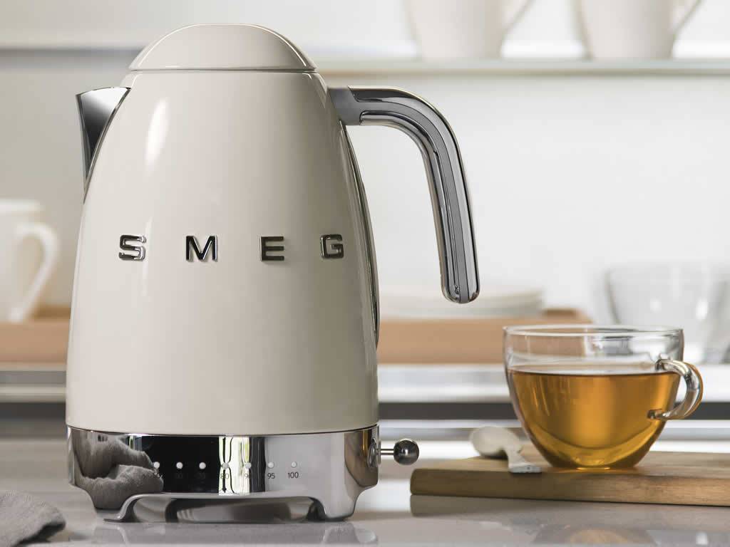 Rychlovarná konvice Smeg 50´s Retro Style s regulací teploty, krémová