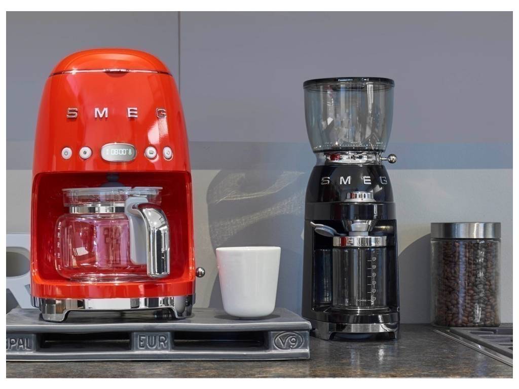 Kávovar na filtrovanou kávu 1,4l Smeg 50´s Retro Style, červený